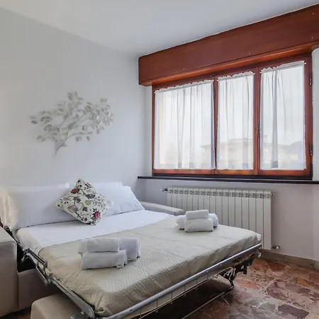 Guesthost - Cozy Near The 公寓 蒂勒尼亚